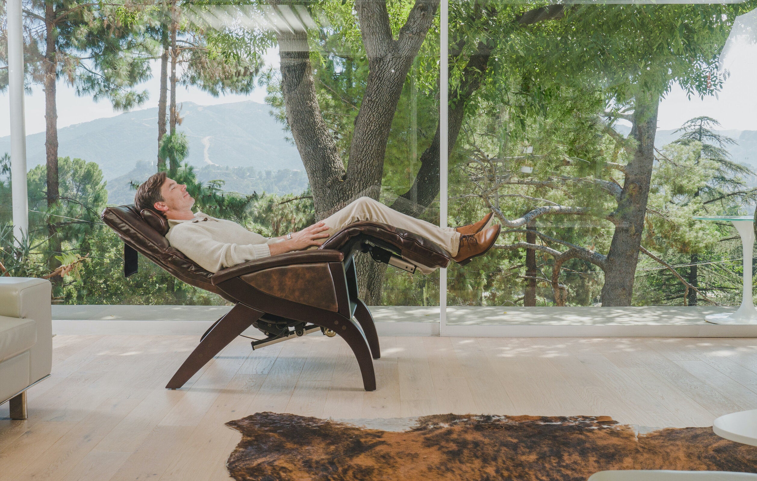 man experiencing health benefits of zero gravity chairs